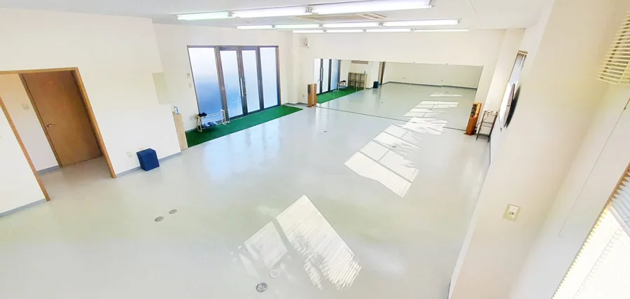 カリマ富山の明るい白い床と大型ミラーのあるスタジオ
