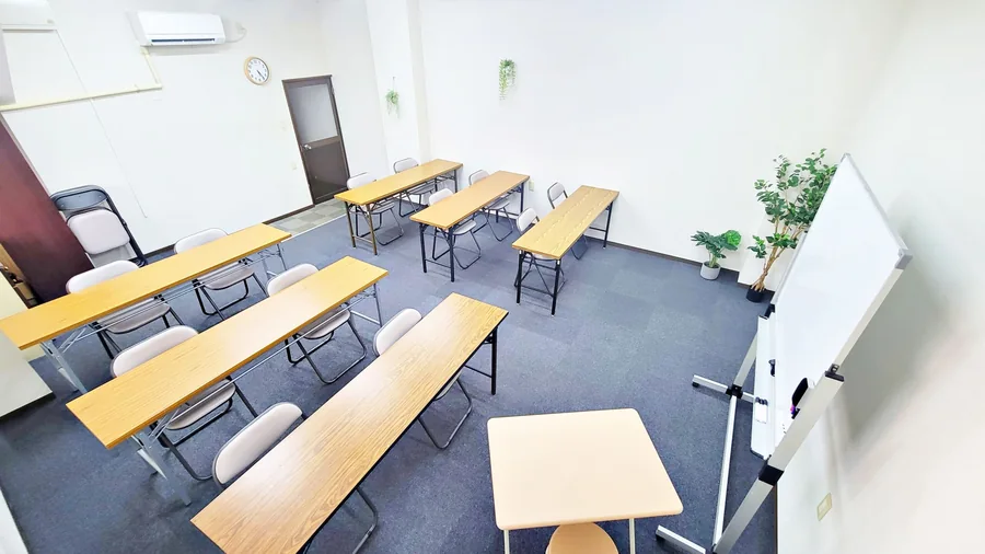カリマ富山駅前会議室のテーブルとホワイトボード