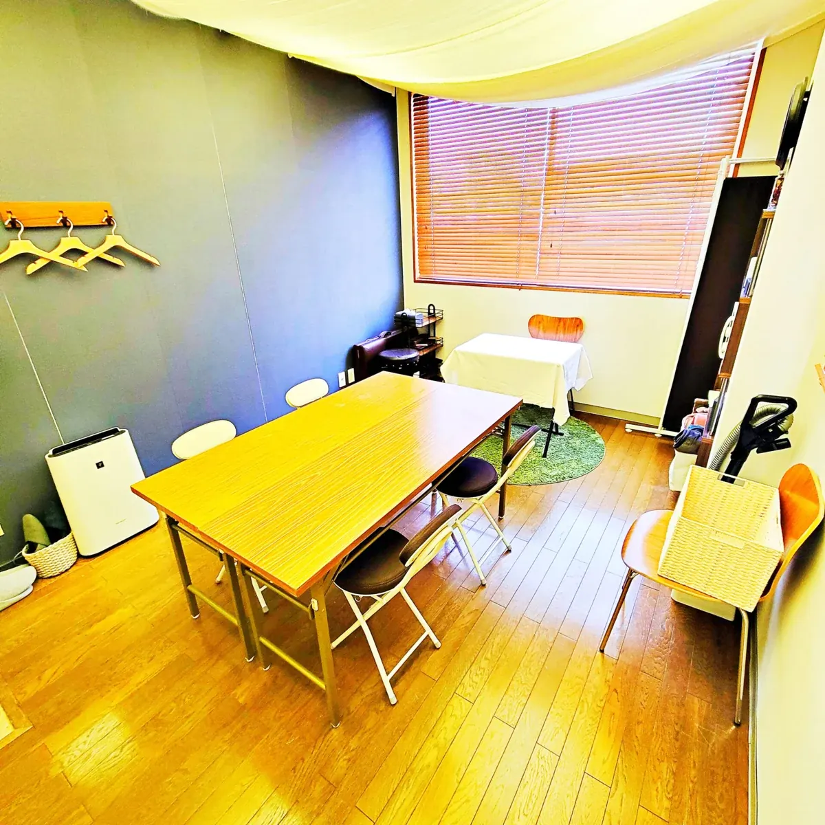姉妹店ミニ会議室carima。木のテーブルとイスが並ぶ少人数向けの会議スペース